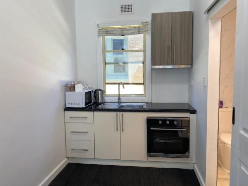 Kitchen, Central Motel Mudgee in Mudgee