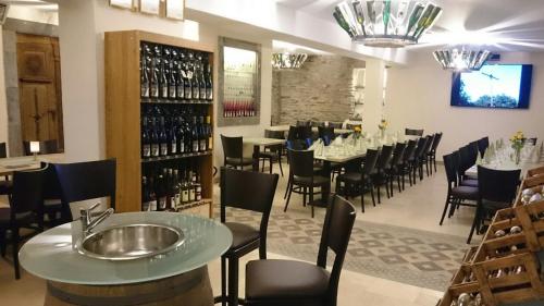 餐廳, Ferienwohnung am Fluß in 克洛滕