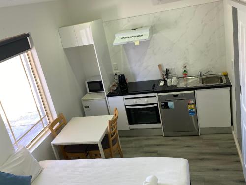 Kitchen, Central Motel Mudgee in Mudgee