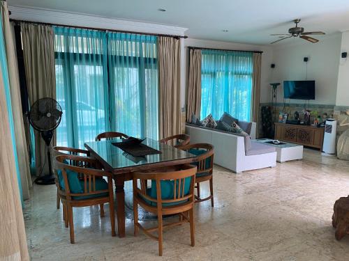 Largest Villa in Kuta Royal C1 - Turquoise Villa