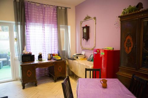 Lanzies Guesthouse - image 11