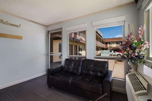 Knights Inn San Bernardino - image 11