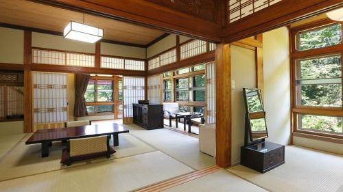 Japanese-Style Large Family Room with Shared Bathroom - River View