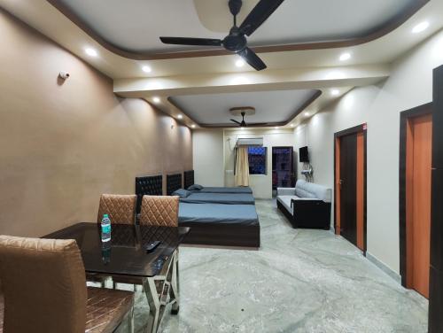 Massive 3BHK Serviced Apt for Big Groups & Family - Dhosa