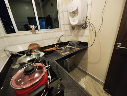 Massive 3BHK Serviced Apt for Big Groups & Family - image 5