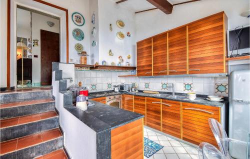 keuken, Awesome Home In La Spezia With Wifi in Campiglia