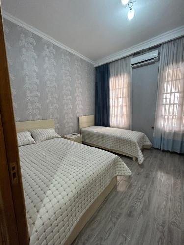 1 queen bed, 1 twin bed