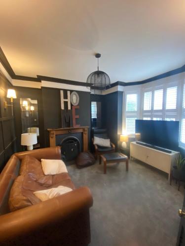 Historic & Stylish Cottage in Charlton Kings