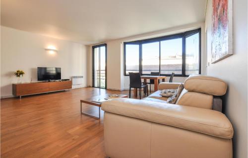 One-Bedroom Apartment in Cannes - image 9