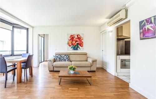 One-Bedroom Apartment in Cannes - image 12