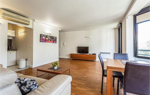 One-Bedroom Apartment in Cannes - image 5