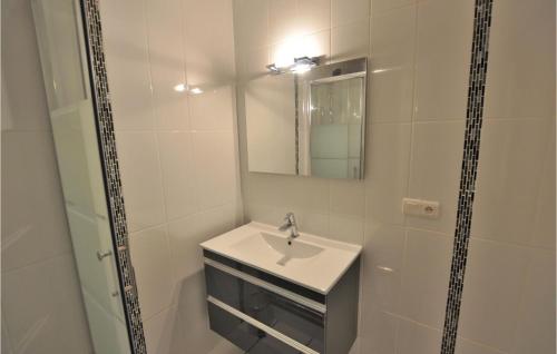 One-Bedroom Apartment in Cannes - image 2