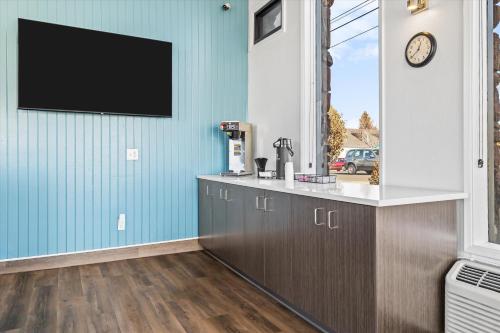 Econo Lodge Bend - image 2