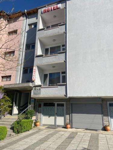 Family Hotel "May" in 佩特里奇