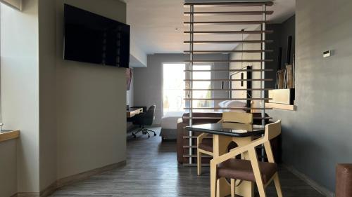 共用Lounge/電視區, 溫德姆華美達墨西哥城聖達菲 (Ramada by Wyndham Mexico City Santa Fe) in 聖達菲-迪賽西爾托德洛杉磯利昂