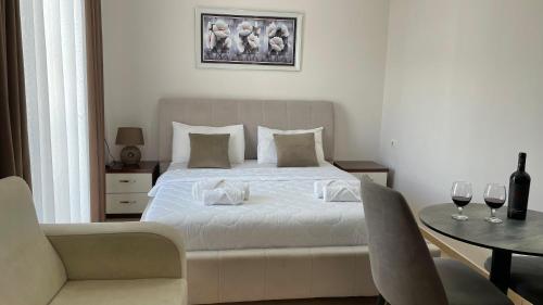 Studio Apartment image 5