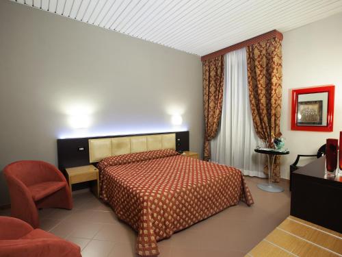 Double or Twin Room image 4