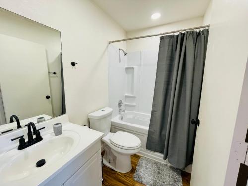 Glendale Gem with Pool & Office in Prime Location, Glendale (zdjęcie 10)