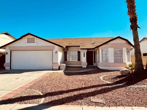 Glendale Gem with Pool & Office in Prime Location, Glendale (zdjęcie 9)