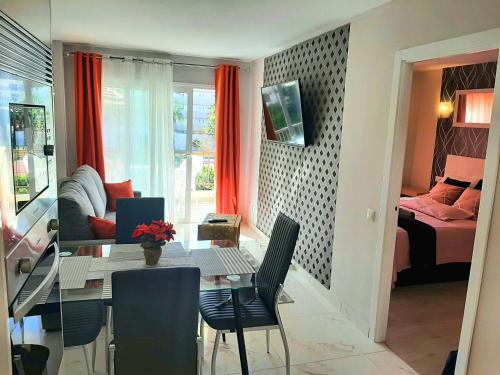 Centrally located apartment close to the ocean. 4