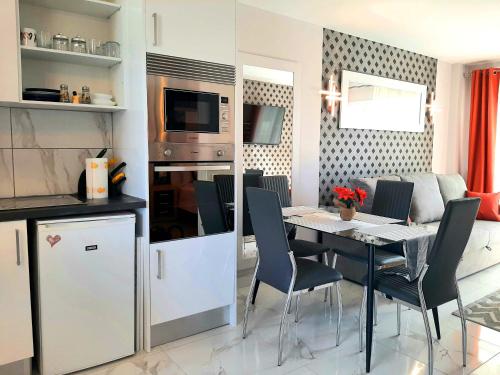 Centrally located apartment close to the ocean. 5