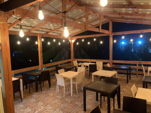 Restoran, ApartaHotel Dona Reyna Alojamientos en Santo Domingo a 5 min de Aeropuerto Internacional Las America in Boca Chica