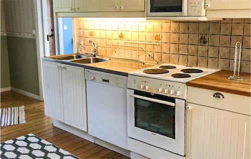 virtuve, Holiday Home Tranemala Stromsnasbruk in Snorsjo