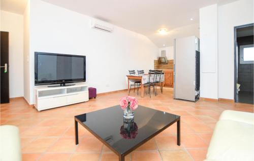 Nice apartment in Ghisonaccia with WiFi and 2 Bedrooms