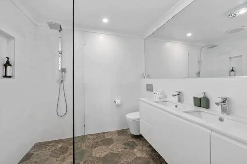 Broadbeach Bungalow - Heated Pool - Sleeps 7 - Tap to explore photos