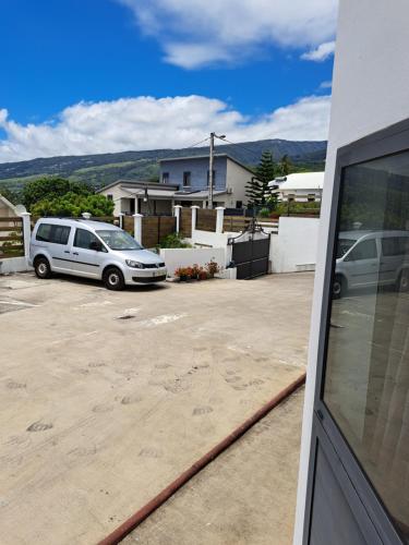 Appart a la res ANDY accueillant 1 A 5 PERS arrivé autonome , 2 PLACES de parking dans la cour devant la maison