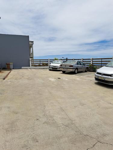 Appart a la res ANDY accueillant 1 A 5 PERS arrivé autonome , 2 PLACES de parking dans la cour devant la maison