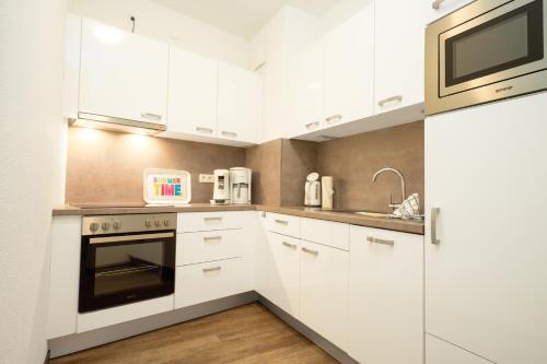 Kitchen, Ferienwohnung direkt am Meer mit Pool und Sauna, Strand fußlaufig erreichbar, barrierefrei in Olpenitz
