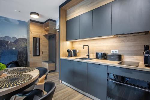 Stone Hill Apartament Wellness z basenem jakuzi saunami prywatnym garażem i rowerami w cenie, Szklarska Poręba (photo 9)