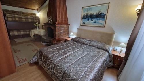 1 queen bed, 2 bunk beds