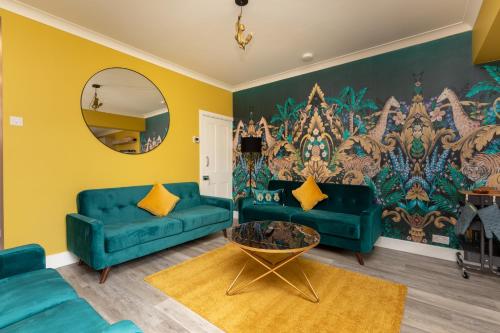 OnSiteStays - Stylish 4 BR House with Beautiful Outdoor Space, Wi-Fi & Smart TVs, Dartford