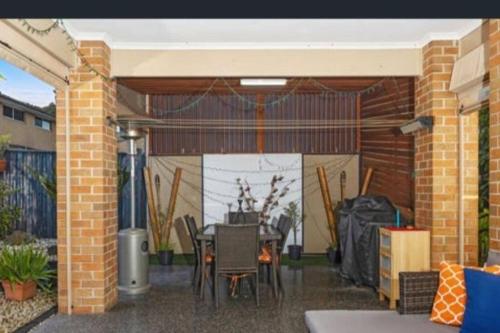 Spacious 5 bedrooms house close to casey central in Cranbourne