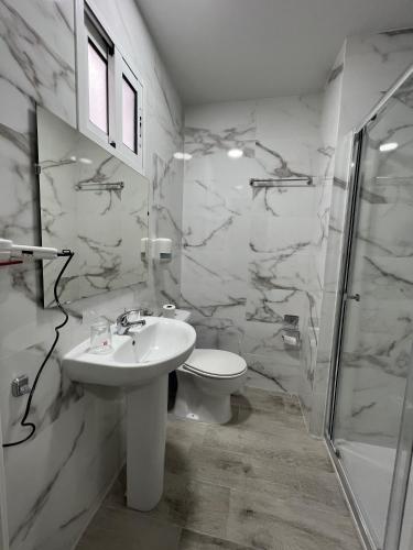 Twin Room - Single Use image 3