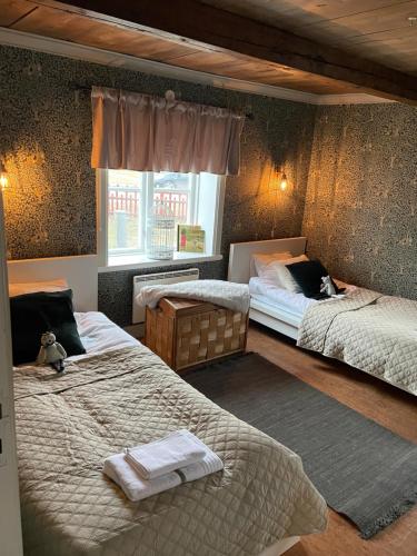 1 queen bed, 2 twin beds