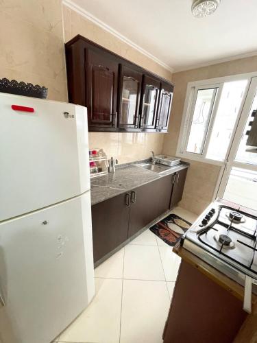 Travel in Style: 2BR Apt with Fast Wi-Fi & Parking in Golf