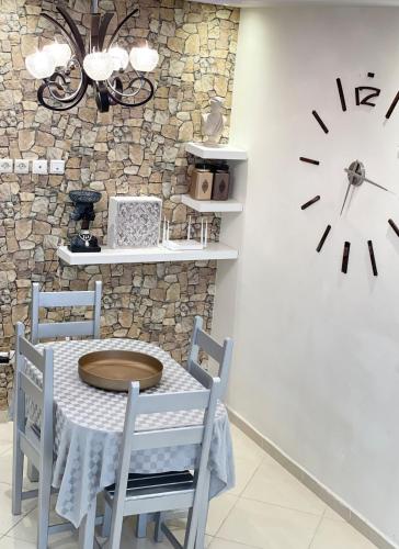 Facilities, Travel in Style: 2BR Apt with Fast Wi-Fi & Parking in Golf