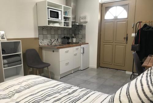 Studette de 17m2 avec parking prive gratuit Climatisation et petite cuisine in Menton