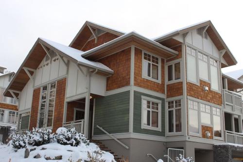 2 bdrm Ski In/Out Condo, Private Hot Tub, BBQ and Heated Garage - Apartment - Sun Peaks