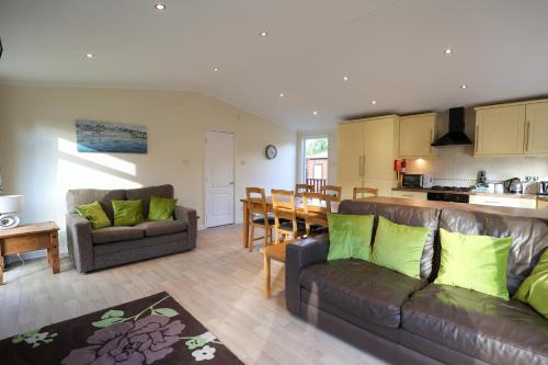 Charming Hazel Lodge - Relaxing Devon Getaway