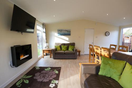 Charming Hazel Lodge - Relaxing Devon Getaway