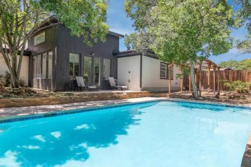 Large Home with Pool, Game Room in Irving, USA