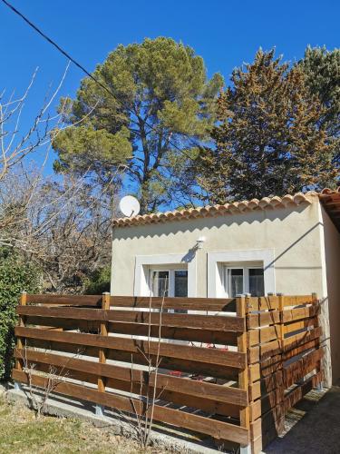 Studio indépendant à 2 minutes du golf du Luberon - Apartment - Pierrevert