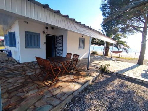 a front beach cottage in a protected area - Location saisonnière - Mesolongion