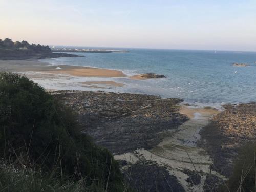 Spacieuse maison typique pour 10 personnes Vue mer plage à 10 minutes à pied- idéale pour des vacances ou un weekend en famille ou entre amis