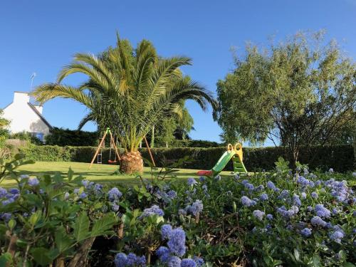 Découvrez le charme de la Bretagne dans cette spacieuse maison typique pour 10 personnes à quelques pas de la mer - idéale pour des vacances ou un weekend en famille ou entre amis !