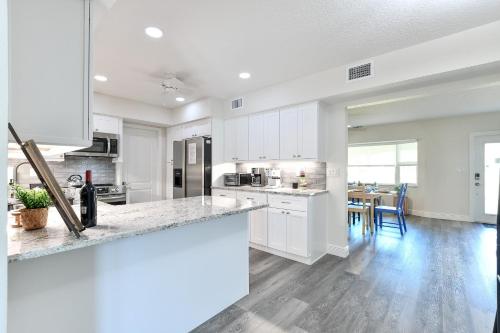 A Family Beach Home In Paradise, Pool, & Games! in Seminole, USA